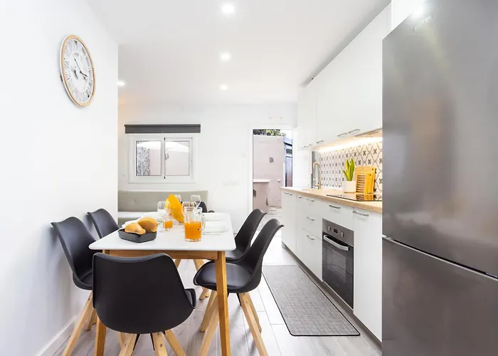 Tenohomes Sunny Terrace & Private Pool Holiday home *